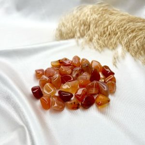 חלוק נחל קרנליאן קריסטל לשמחה canelian crystal pebble